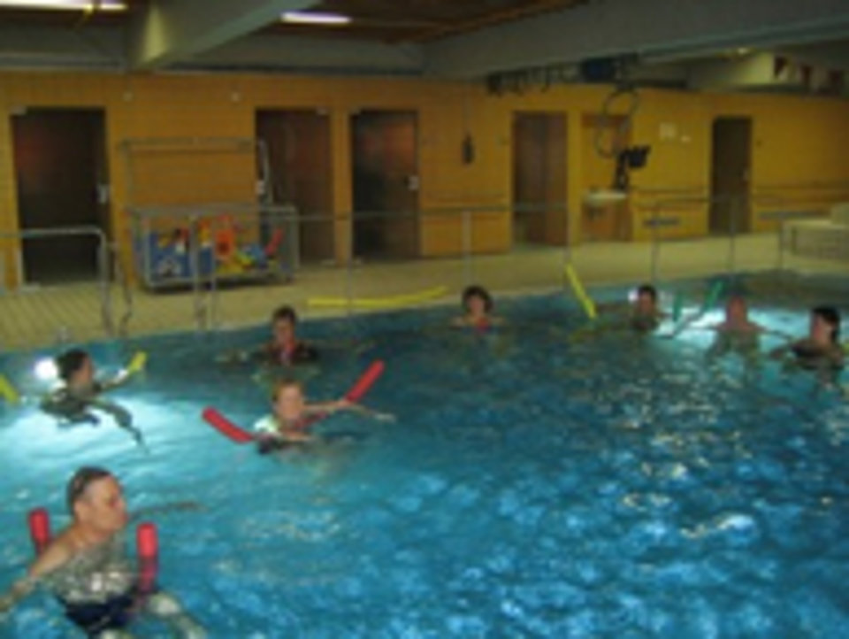 6 Personen bei Wassergymnastik mit Poolnudeln