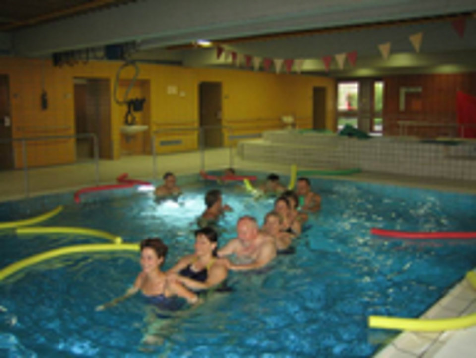 10 Personen bei Wassergymnastik 