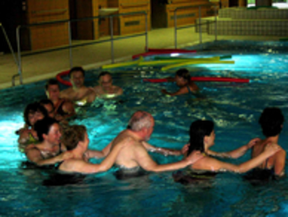 10 Personen bei Wassergymnastik im Kreis