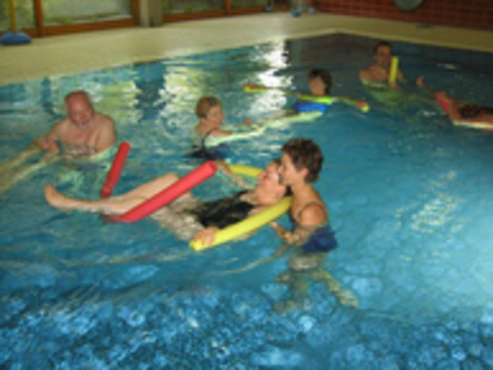 6 Personen bei Wassergymnastik mit Poolnudeln