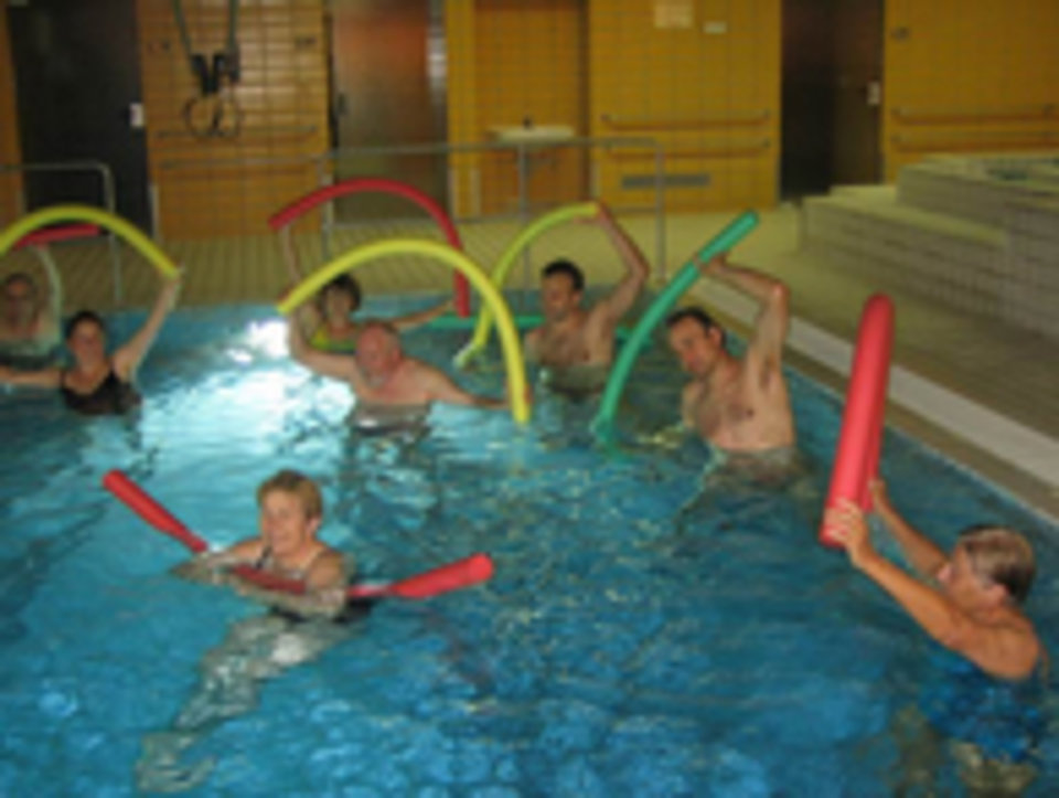 6 Personen bei Wassergymnastik mit Poolnudeln